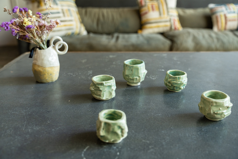 Maison-Soeurs-Presentes-Vue-dexposition-Tram-Gomsu-ceramiques-vase-verres-a-sake